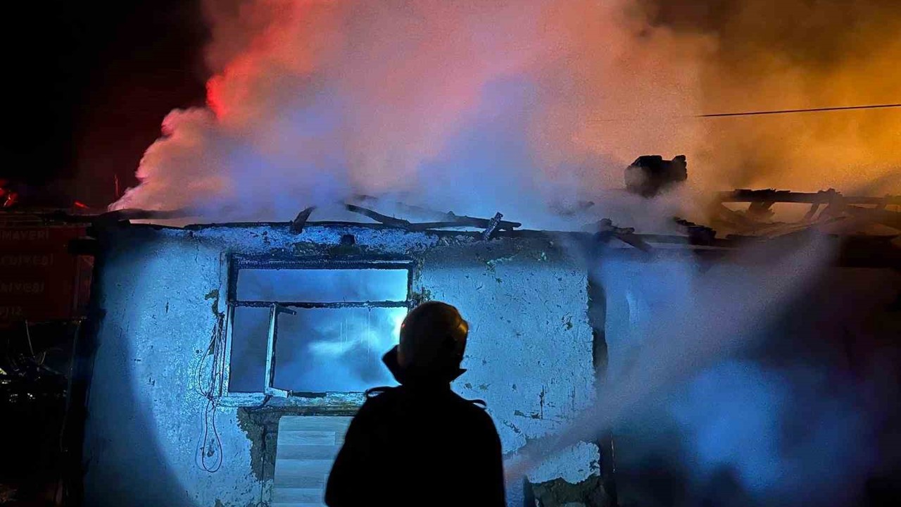 Kullanılmayan ev alev alev yandı
