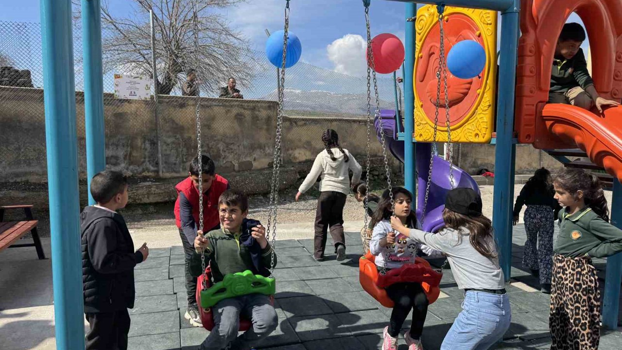 İşçi olarak Almanya’ya gitti, ilçesindeki çocuklara oyun parkı yapıp yardımlarda bulundu
