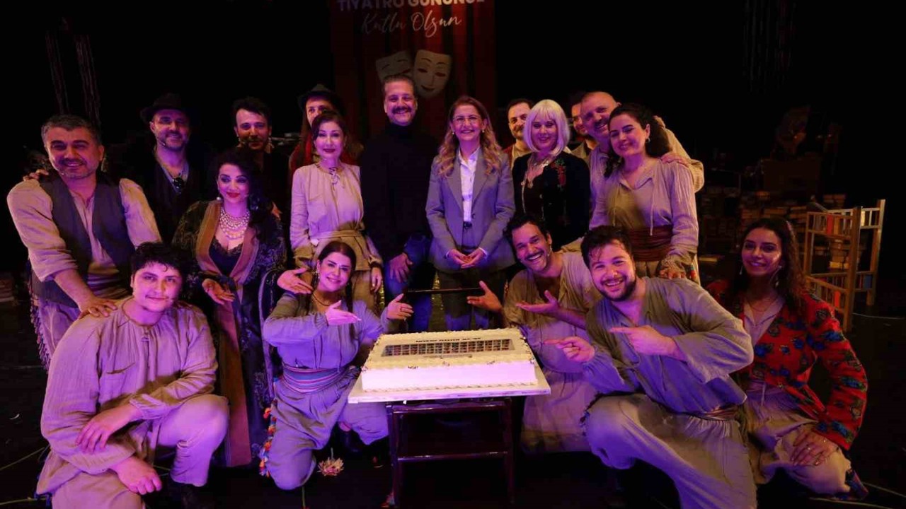 Dünya tiyatro gününde sahne çiçek bahçesine döndü
