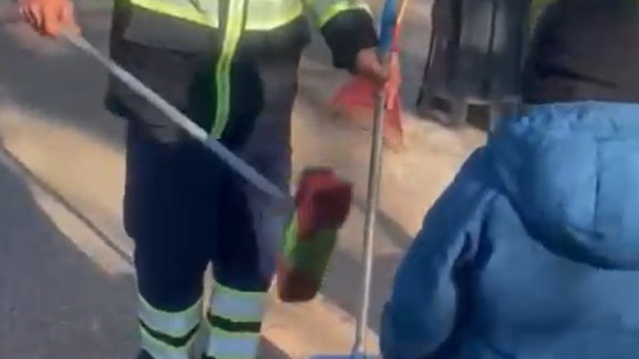 Küçük oğluyla birlikte çalışan temizlik işçisi duygulandırdı
