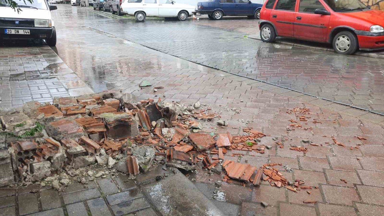 Denizli’de  çatılar uçtu, ağaçlar araçların üzerine devrildi, insanlar yürüyemedi
