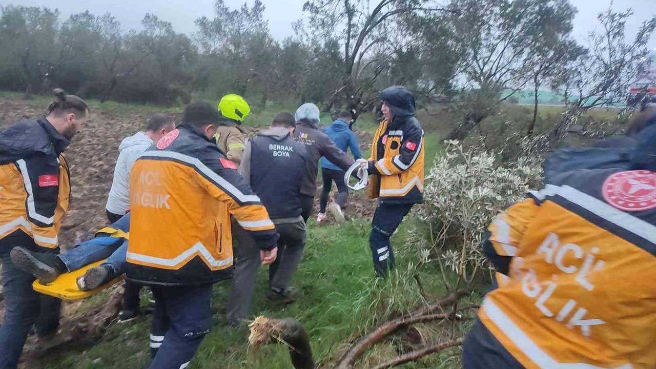 Balıkesir’de kontrolden çıkan otomobil zeytinliğe savruldu: 1 yaralı
