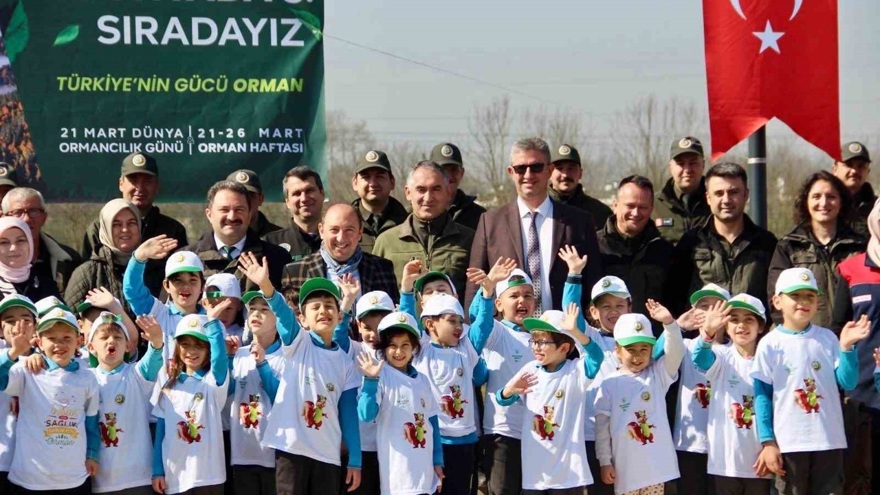 Düzce’de yüzlerce fidan toprakla buluştu
