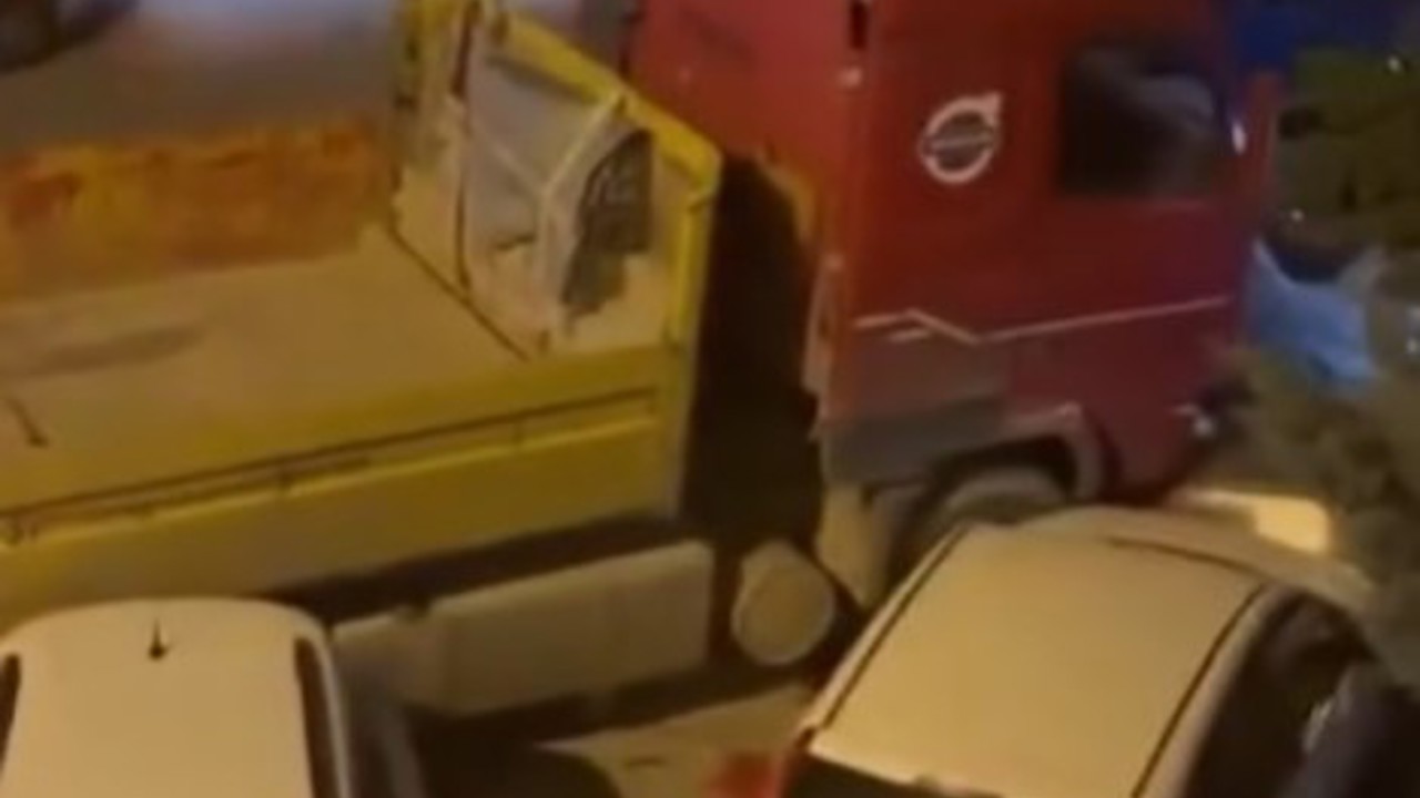 Park halindeki 9 araca çarpan tır maddi hasara neden oldu
