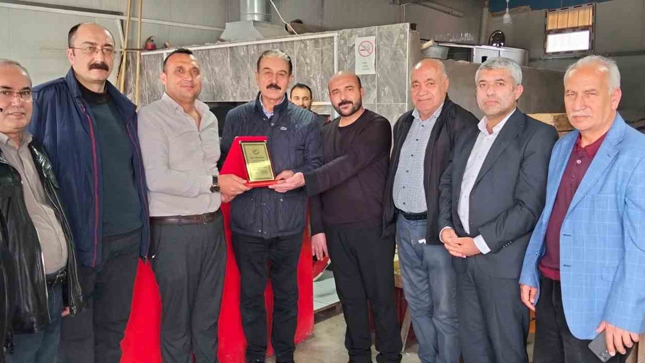 Fazla yardımı kabul etmeyen esnafa örnek davranış plaketi
