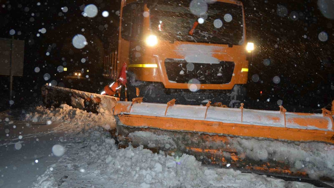 Alacabel’de yağmur kara döndü, kar kalınlığı 5 santime ulaştı
