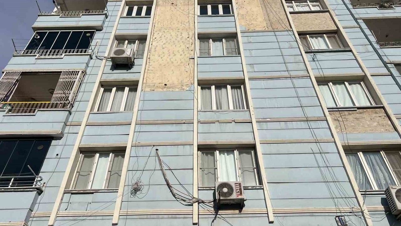 Binadan dökülen parçalar hastanelik etti
