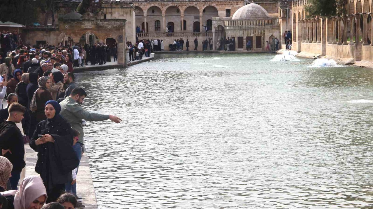 Güneş yüzünü gösterdi: Balıklıgöl’e ziyaretçi akını
