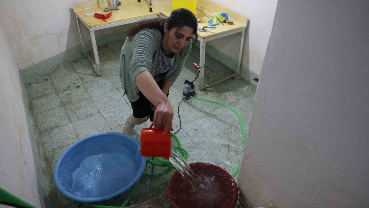 Yeraltı kaynakları dolunca sular, evlerin altından çıkmaya başladı: 40 evin bodrumunu su bastı
