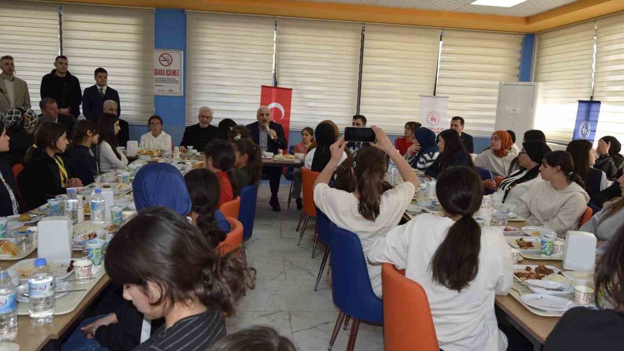 Vali Zorluoğlu, Dicle’de gençlerle buluştu
