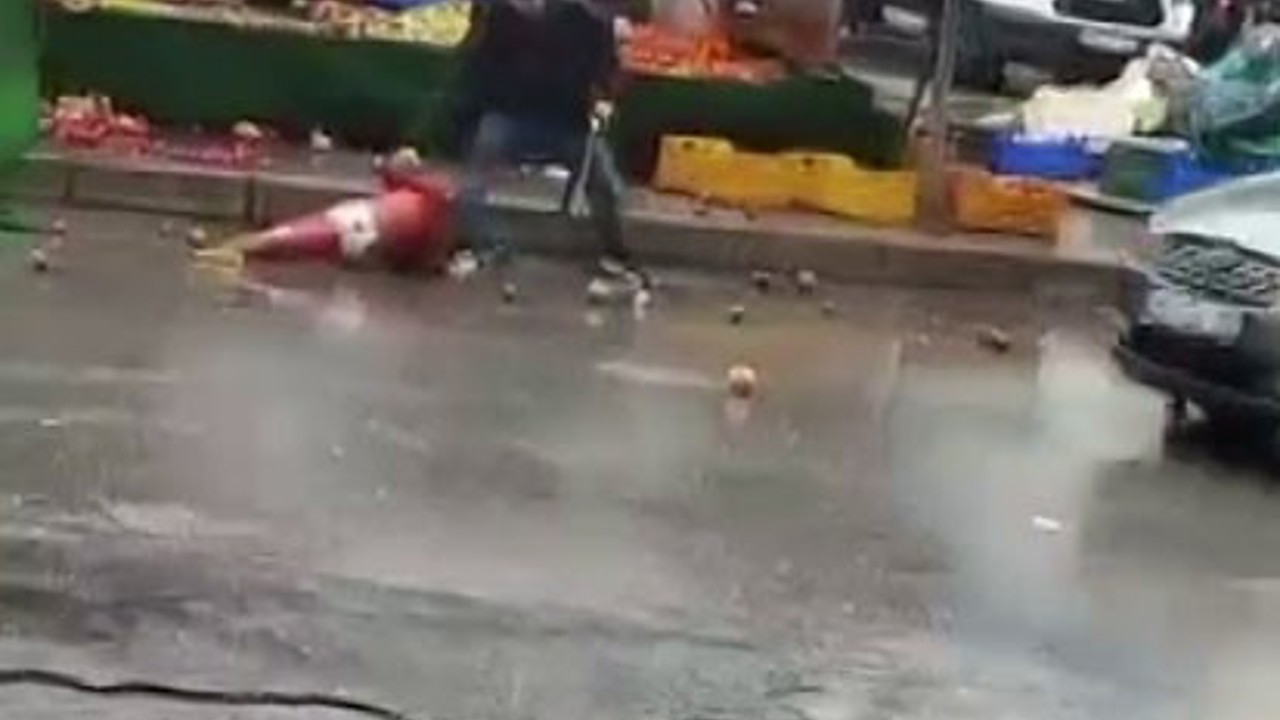 İzmir’de sinir krizi geçiren manav ortalığı birbirine kattı
