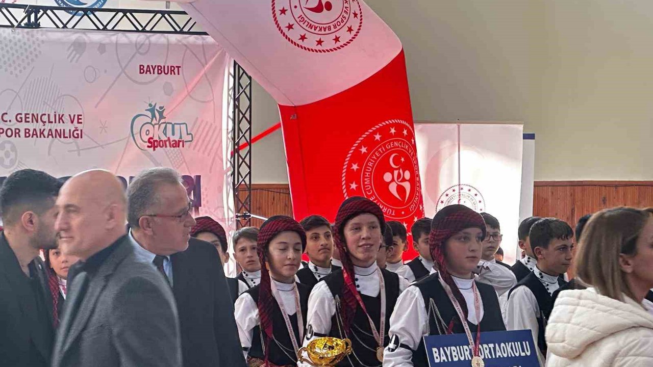 Bayburt Ortaokulu halk oyunlarında Türkiye finallerine yükseldi
