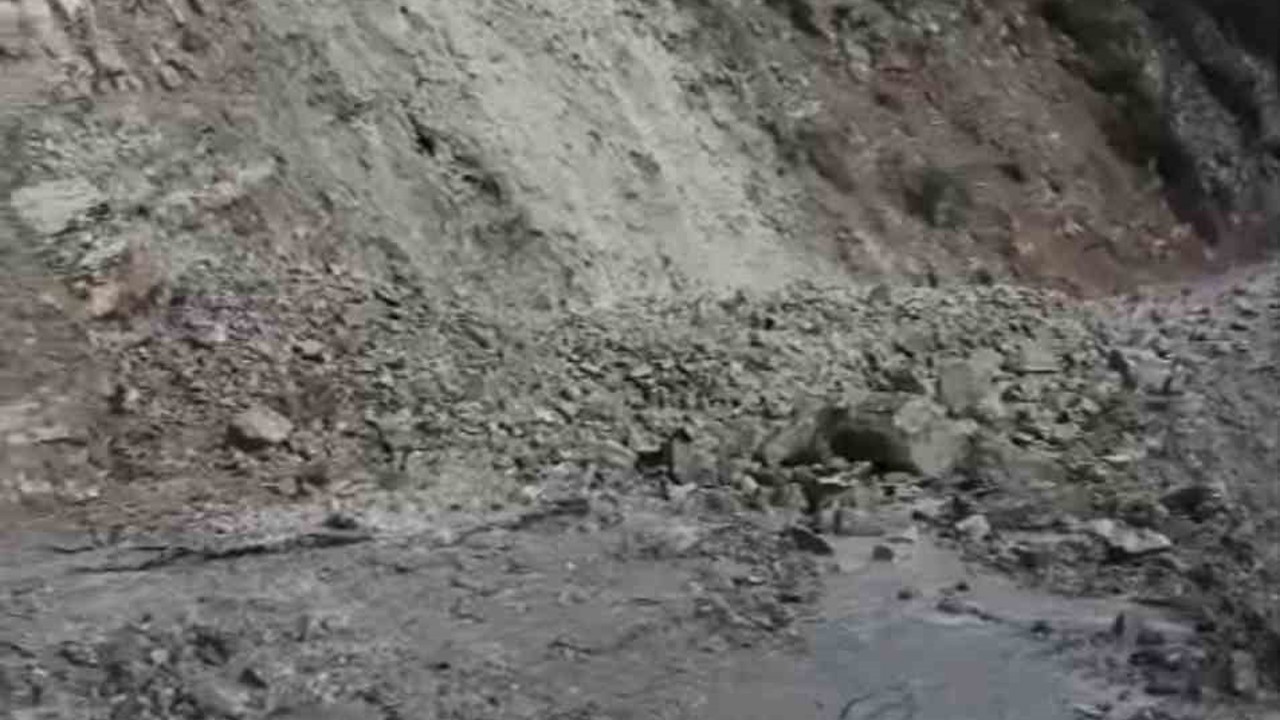 Heyelan köy yolunu ulaşıma kapattı
