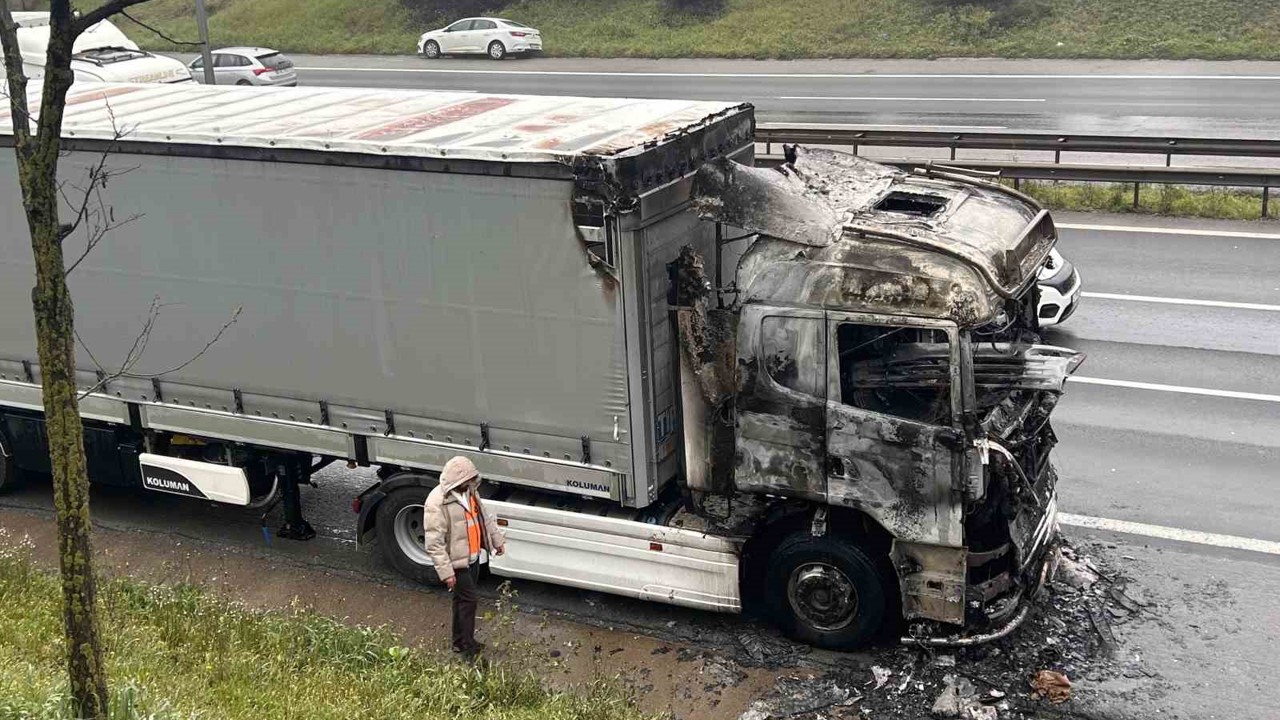 Tuzla’da seyir halindeki tır alevlere teslim oldu
