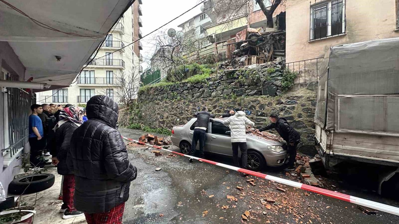 Kağıthane’de bahçe duvarı aracın üzerine devrildi
