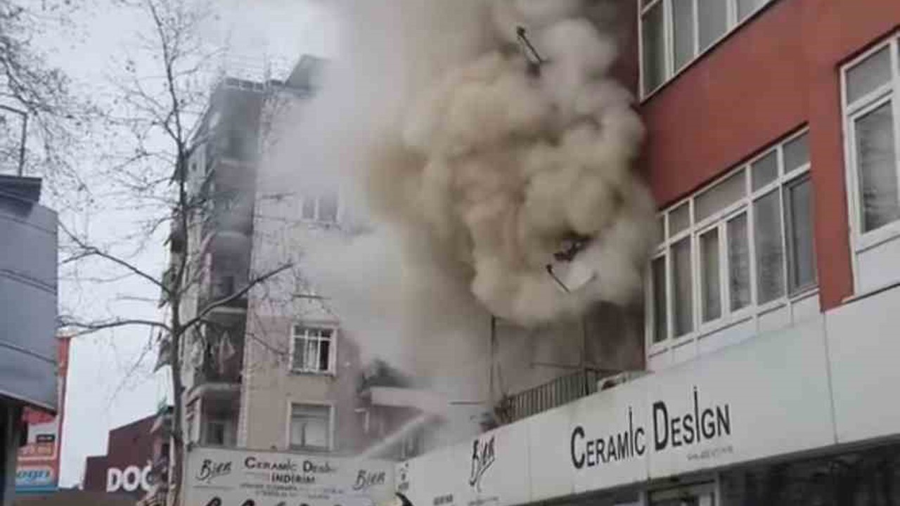 Daire alevlere teslim oldu, 4 kişi dumandan etkilendi
