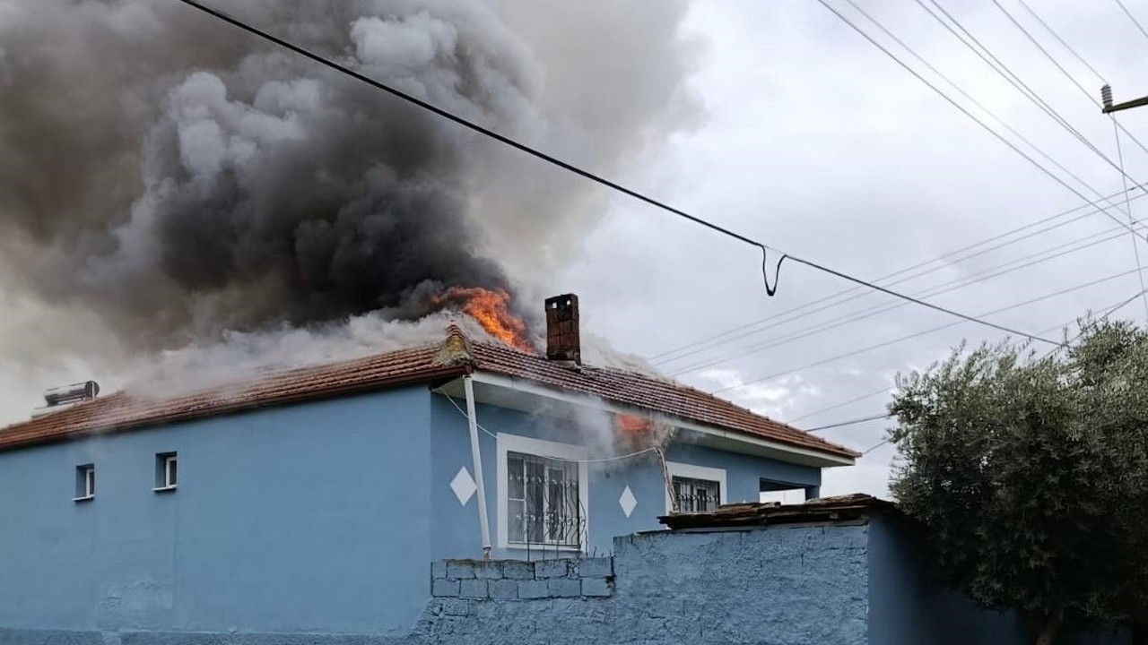 Alaşehir’de korkutan ev yangını
