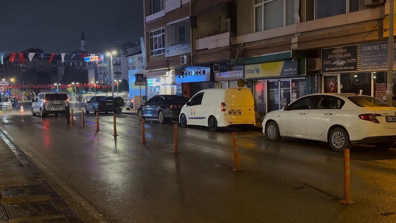 Kocaeli’de bıçaklanan şahıs dükkana sığındı

