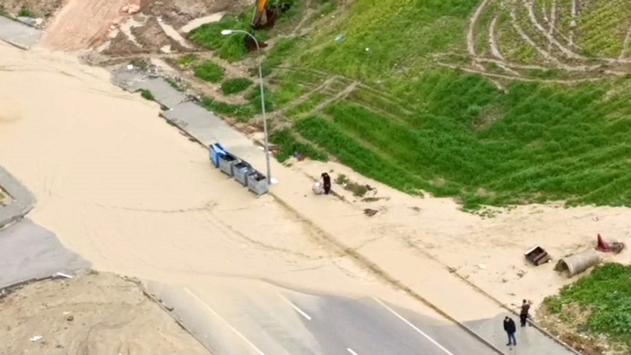Adana’da yağmur hayatı felç etti: Dereler taştı, yollar göle döndü
