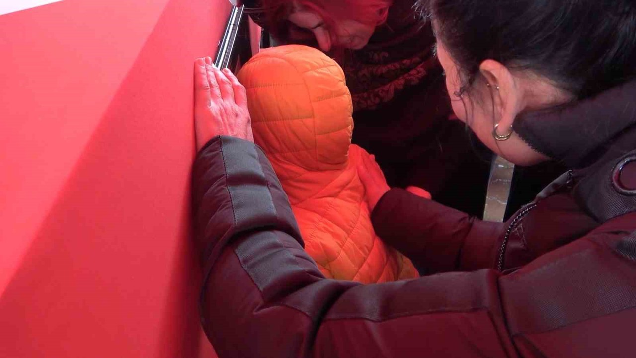 Şehit babaya son dokunuş: Yürek yakan veda
