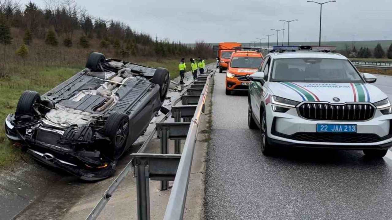 Takla atan otomobilden yara almadan kurtuldular
