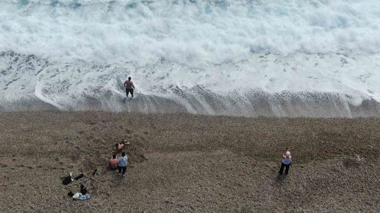 Antalya’nın yüksek kesimlerinde karla mücadele, sahilinde deniz keyfi
