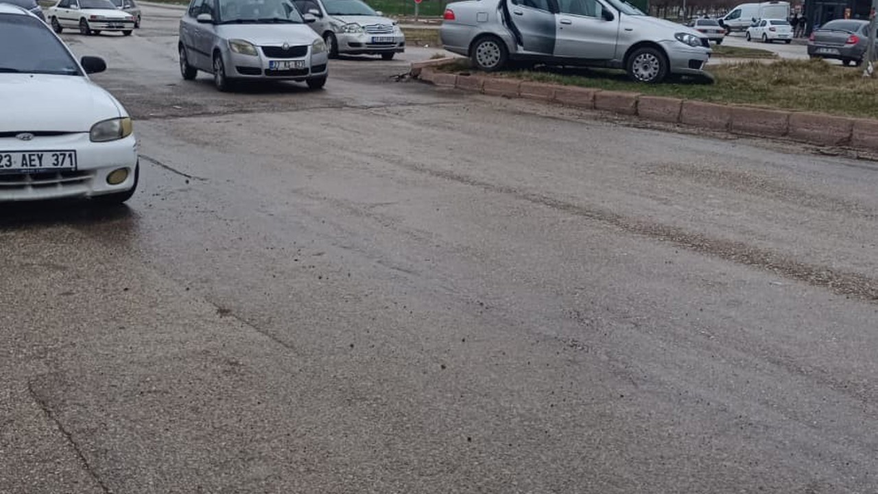 Elazığ’da otomobiller çarpıştı: 3 yaralı
