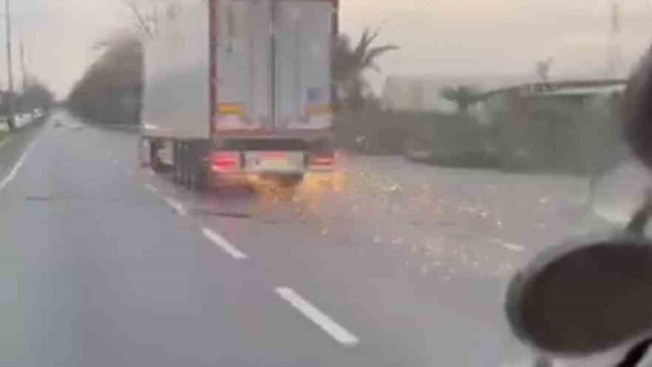 Bursa’da korku dolu anlar, direği deviren TIR olay yerinden kaçtı
