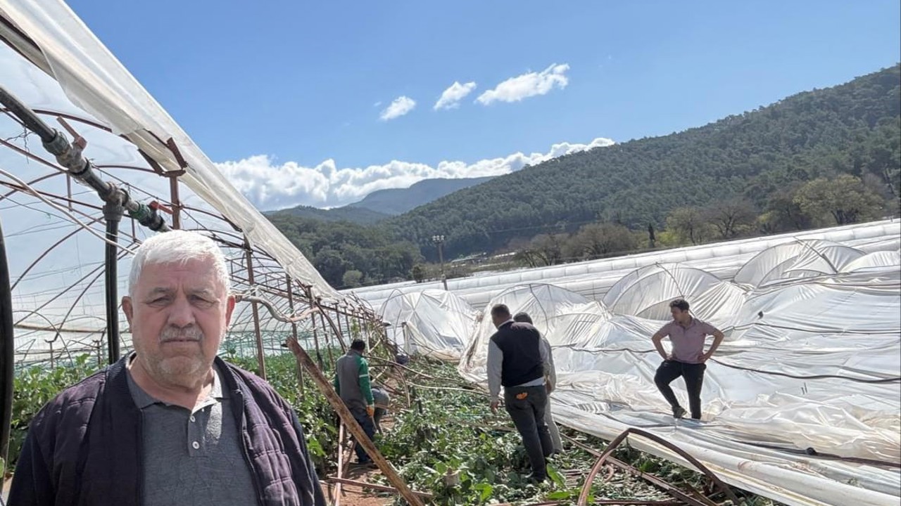 Kumluca’da hortum seraları vurdu, 10 dönüm alan zarar gördü
