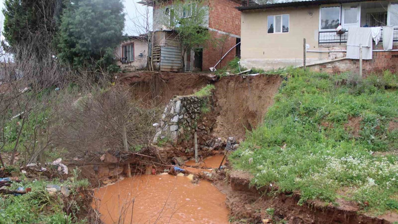Yağmur sularıyla taşan dere, toprak kaymasına sebep oldu
