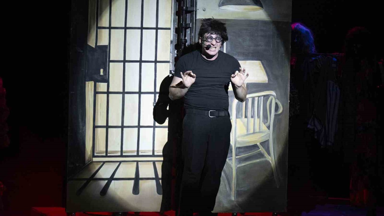 Mersin’de tiyatro şöleni ‘Eyvah Nadir’ ile sona erdi
