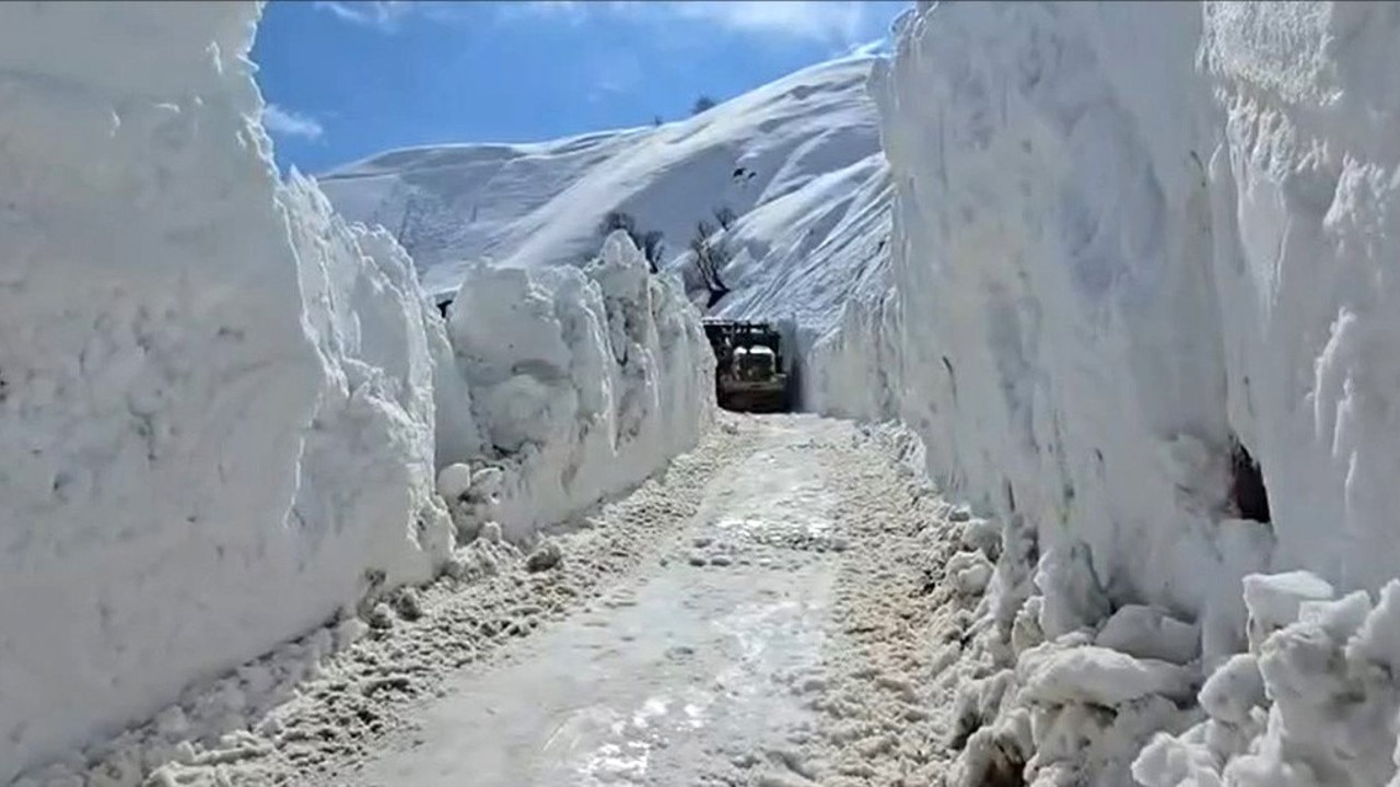 Aktoprak yolundaki çığ temizlendi
