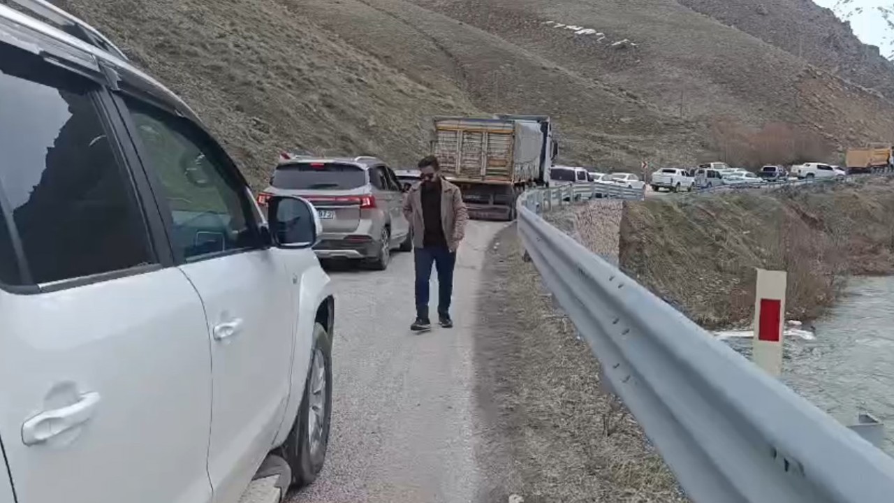 Yüksekova-Van kara yolunda heyelan ulaşımı aksattı
