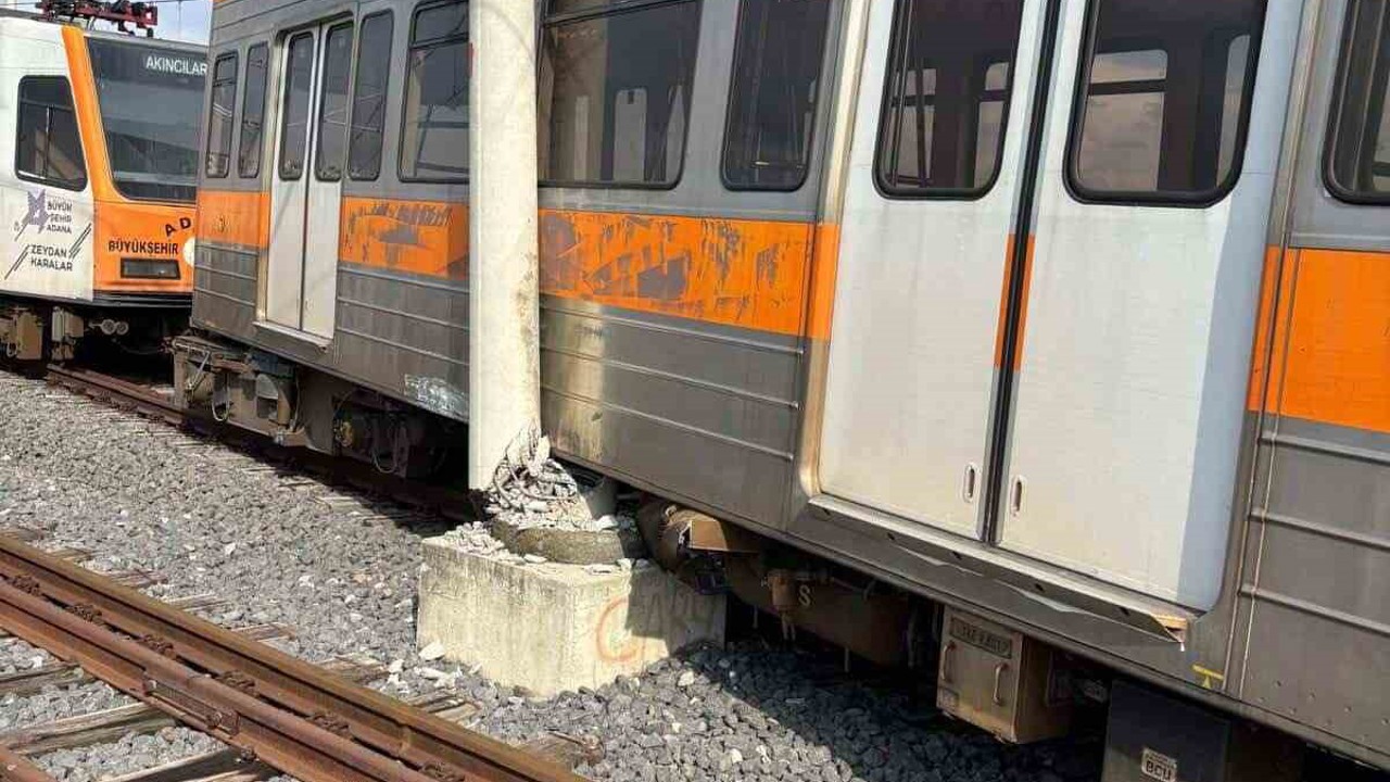 Adana’da raydan çıkan metro vagonu direğe çarptı
