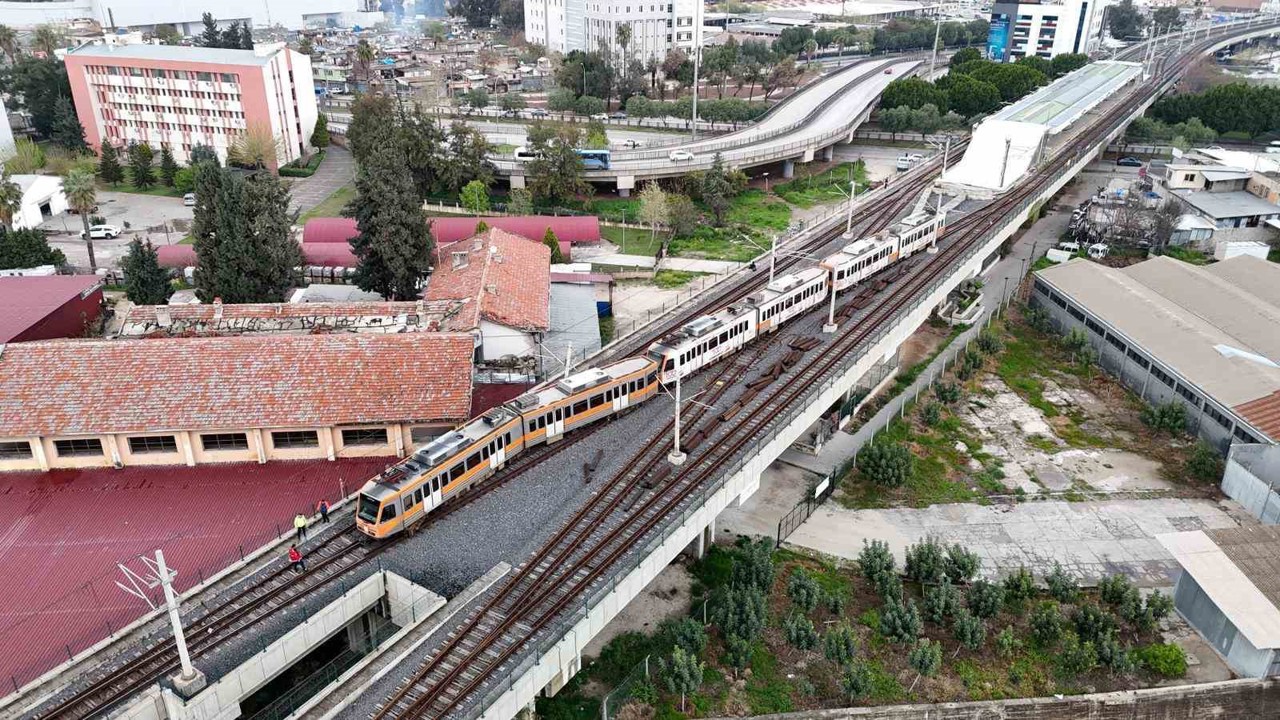 Adana’da raydan çıkan metro vagonu direğe çarptı
