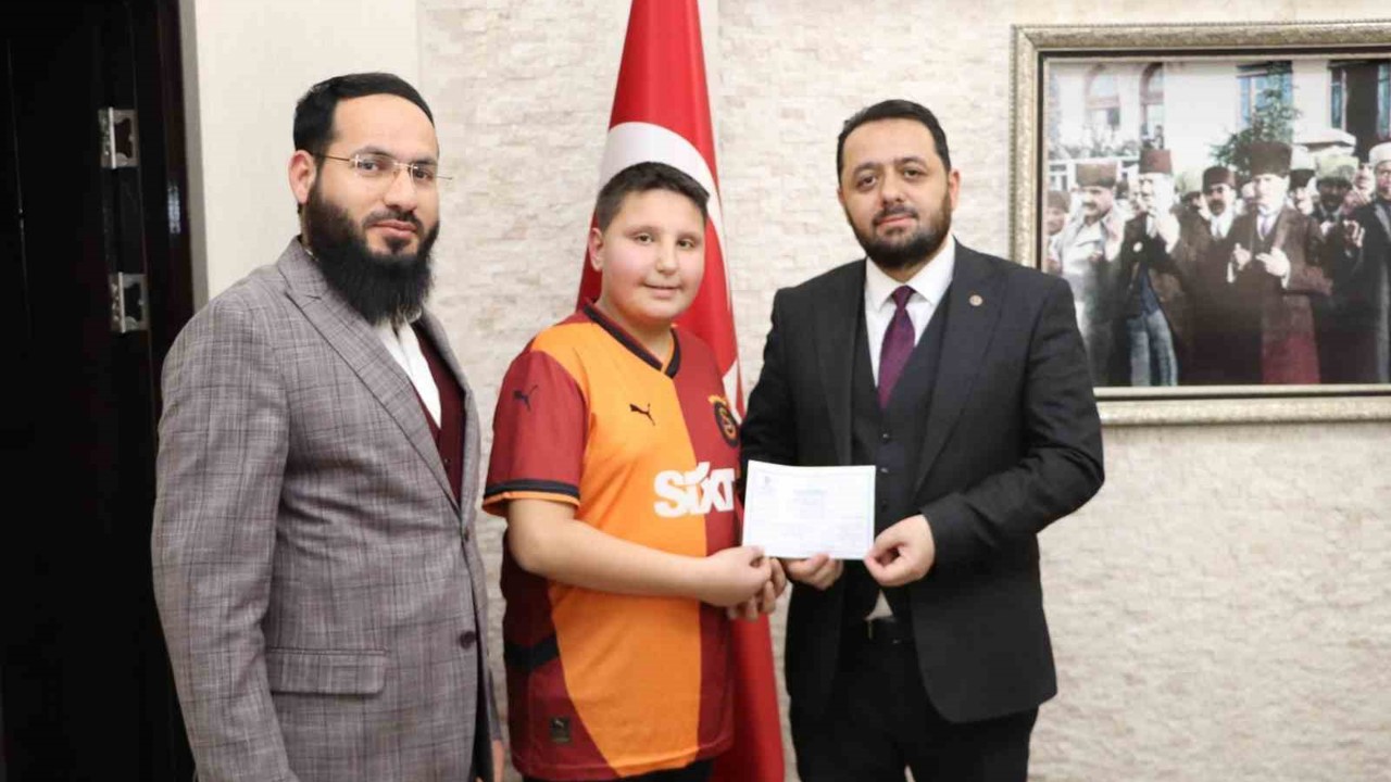 Bayram harçlıklarını Filistin’e bağışladı
