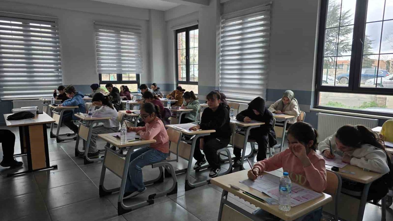 TÜGVA’nın ’Kitap Kurdu’ sınavı Eskişehir’de tamamlandı
