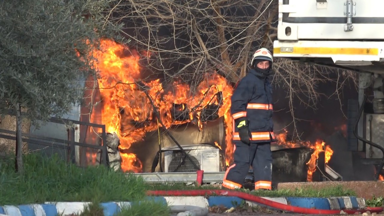 Kilis’te STK’ya ait prefabrik yapıda yangın
