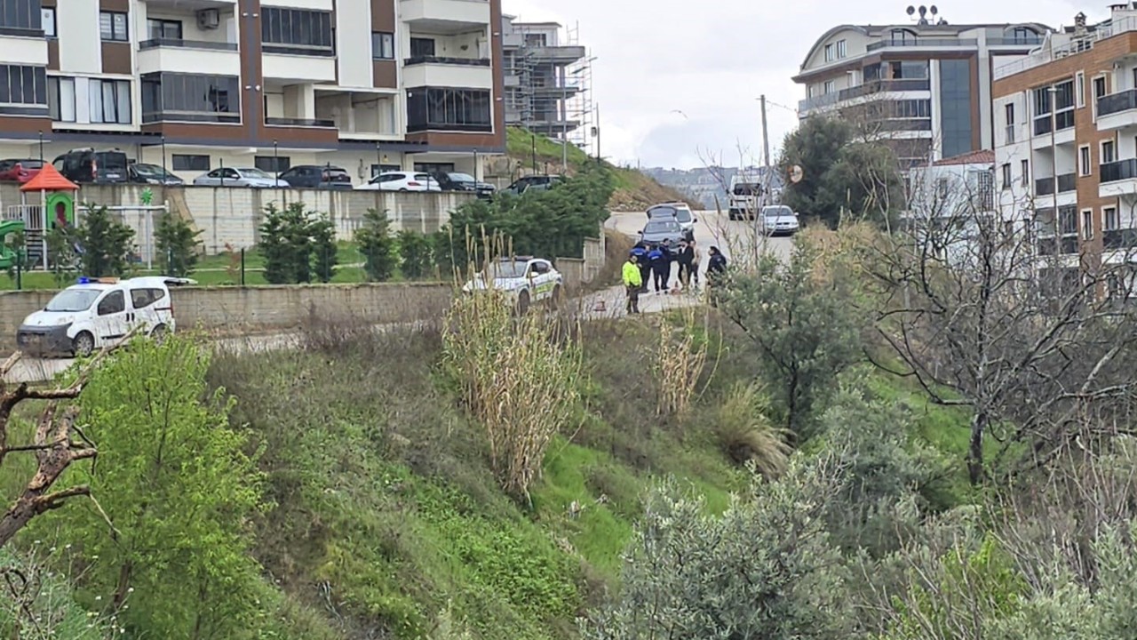 Mudanya’da yağmur sonrası site önündeki yol çöktü
