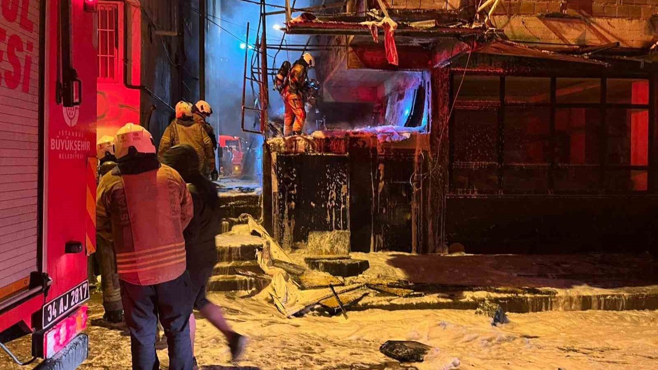 Bahçelievler’de hurda malzemelerin bulunduğu depoda yangın
