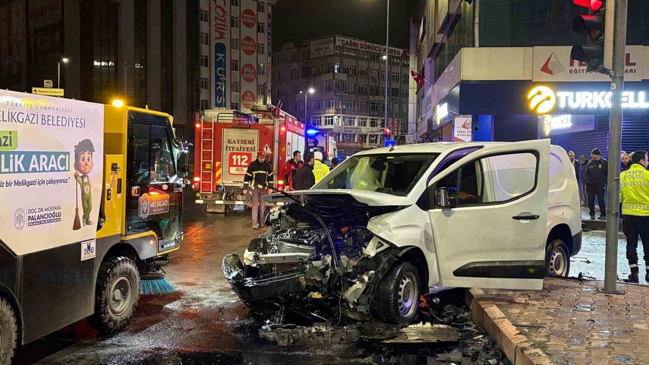 Hafif ticari araç ile otomobil çarpıştı: 2 yaralı
