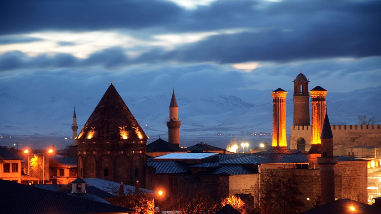 Karapapaklardan Erzurum üzerinden cepheye 650 deve
