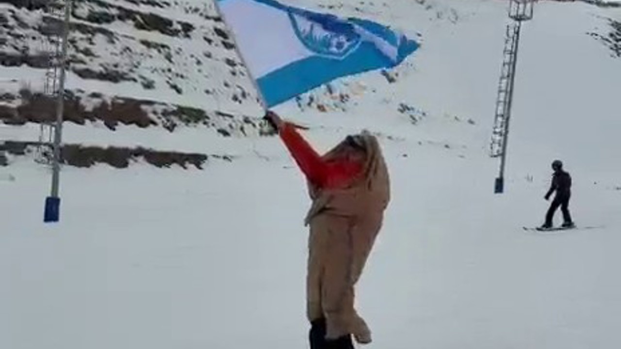 Palandöken’in zirvesinden ehram ve Erzurumspor bayrağı ile kaydı
