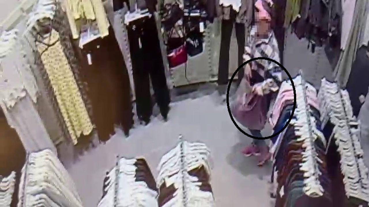 Alışveriş merkezinde çocuğunun yanında hırsızlık yapan kadın kamerada

