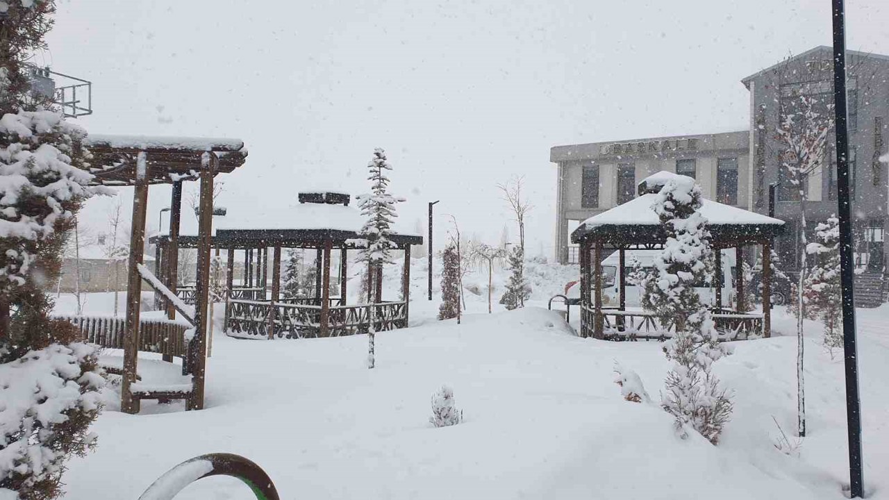 Başkale’de kar yağışı
