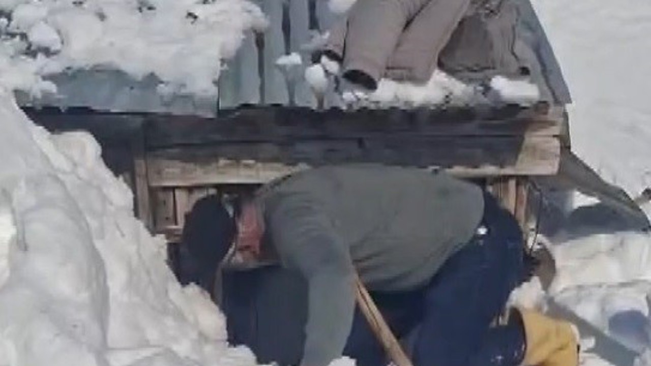 Bahar hazırlığı için gittikleri köyde metrelerce karla karşılaştılar
