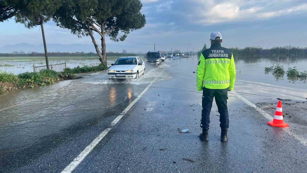 Menderes Nehri taştı, İncirliova-Koçarlı yolu sular altında kaldı
