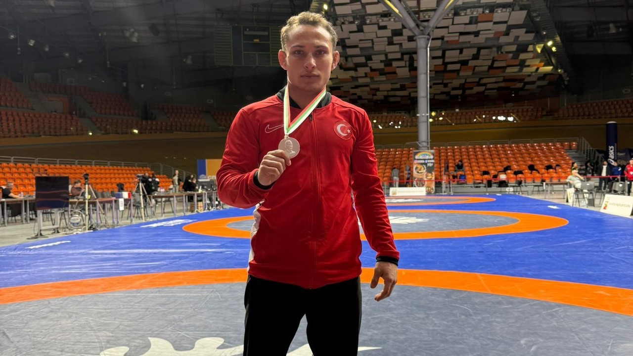 ADÜ’lü güreşçi uluslararası turnuvada gümüş madalya kazandı
