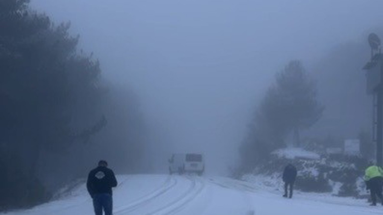 Osmaniye’de dolu yağışı yolları beyaza bürüdü
