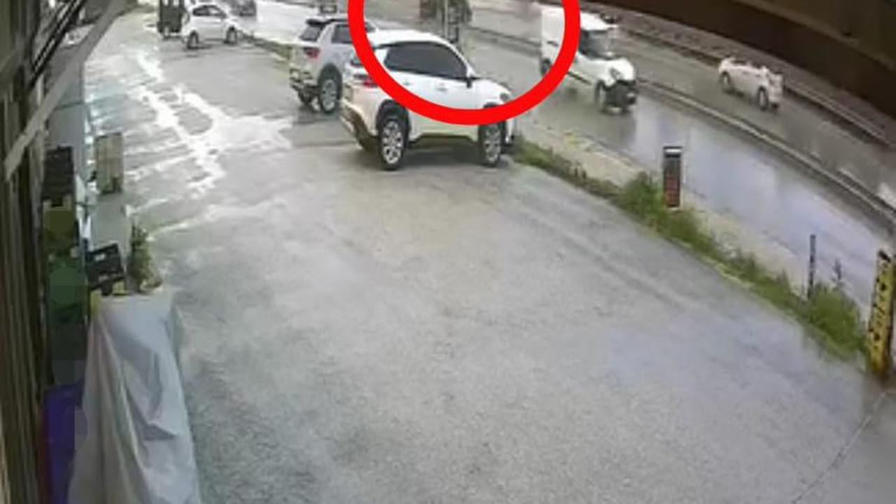 Sürücüsü markete gitti, el freni çekilmeyen otomobil ana yola çıktı
